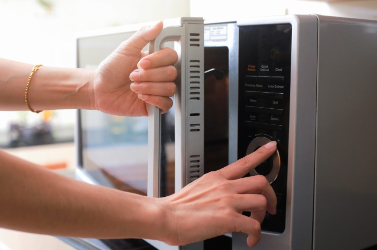 Configurar o forno de microondas manualmente para preparar pratos saudáveis ​​ou não saudáveis