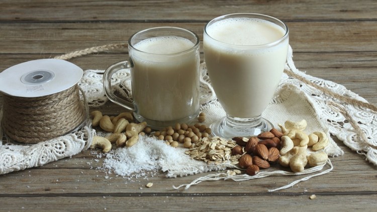 Benefícios saudáveis ​​do leite de aveia ou de amêndoa