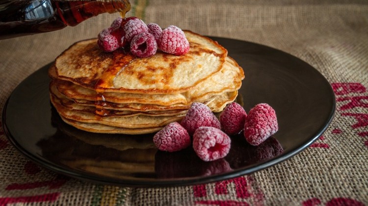 Panquecas veganas com leite de aveia, saudáveis ​​e saborosas