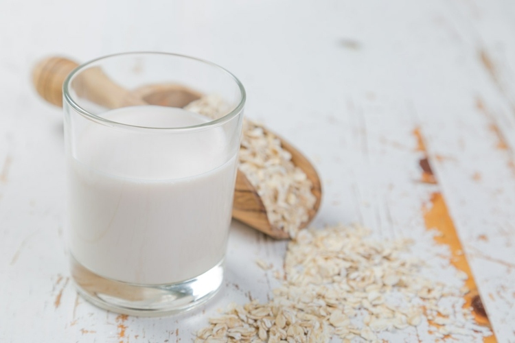 Leite de aveia saudável Faça suas próprias alternativas ao leite