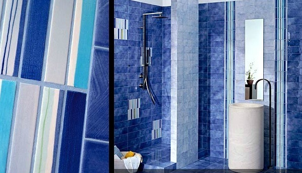 azulejos azuis modernos do banheiro
