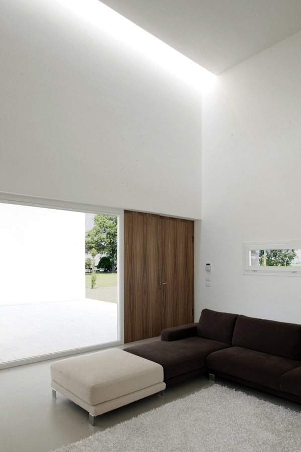 Arquitetura de casa italiana com design de interiores minimalista