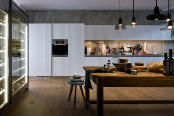 Ripas de cozinha italiana com portas de madeira, bancada de aço inoxidável branco