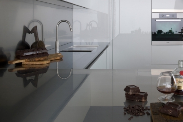 design de cozinha arclinea de aço inoxidável de alto brilho branco