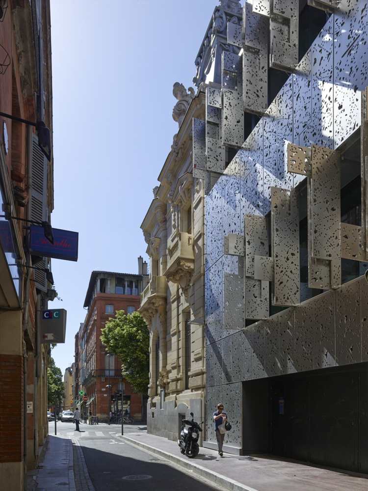 fachada moderna persianas de aço aberta rua toulouse