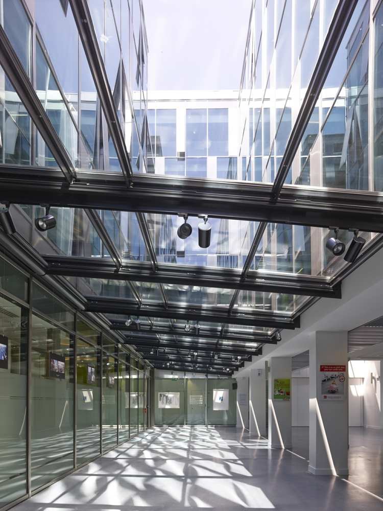 interior de edifício de escritórios telhado de vidro persianas de aço