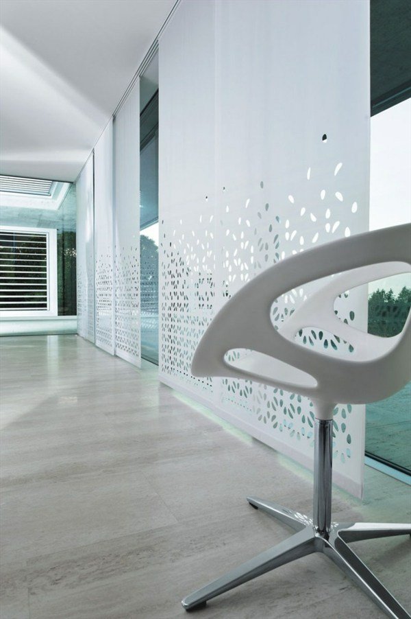 Cortinas cortadas a laser com padrão de flores em casa fachada envidraçada