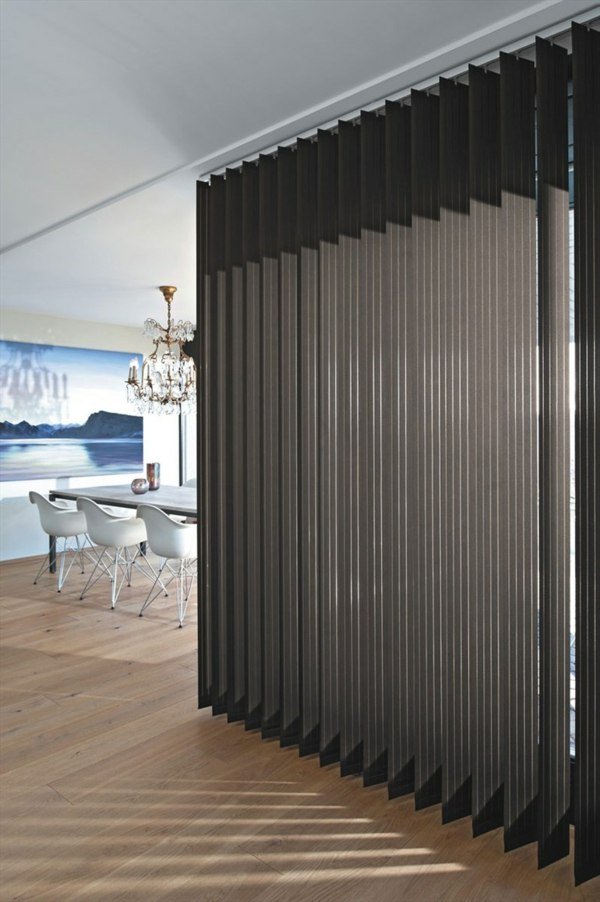 Móveis cortinas escuras tecido cor marrom chocolate