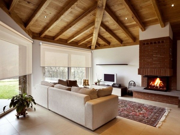 Mobiliário vigas de madeira telhado chaminé kilim cortinas de rolo de tecido