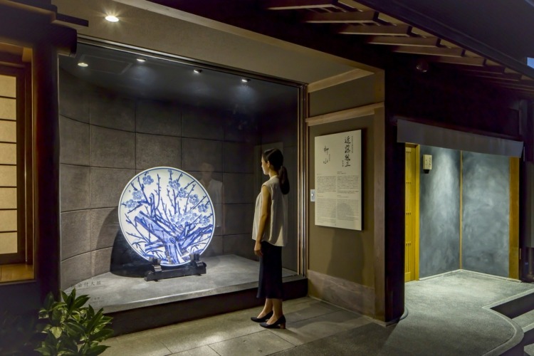 Museu exposição para visitantes placa de cerâmica tradicional japonesa alperceiro