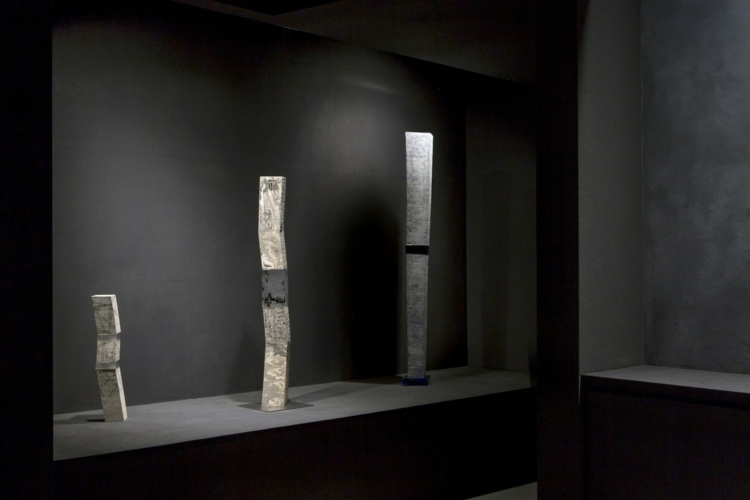 obras de arte exposição de cerâmica japonesa pedra design de interiores cinza