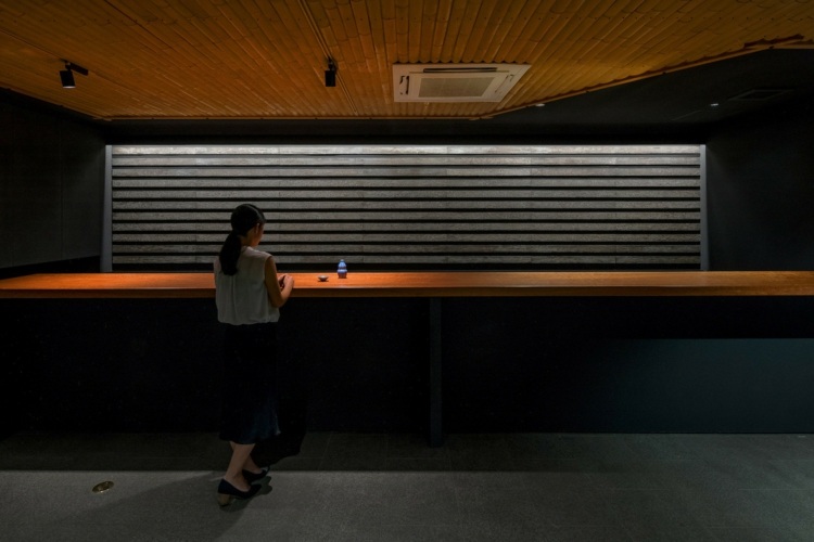 museu kondo arte japonesa sala de trabalho altura baixa teto de madeira piso de pedra