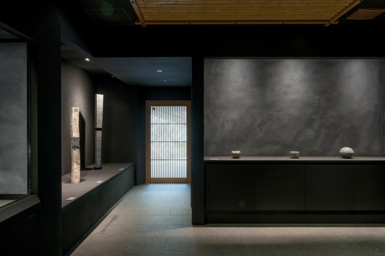 interior kondo museum japão iluminação moderada pedra cinza madeira