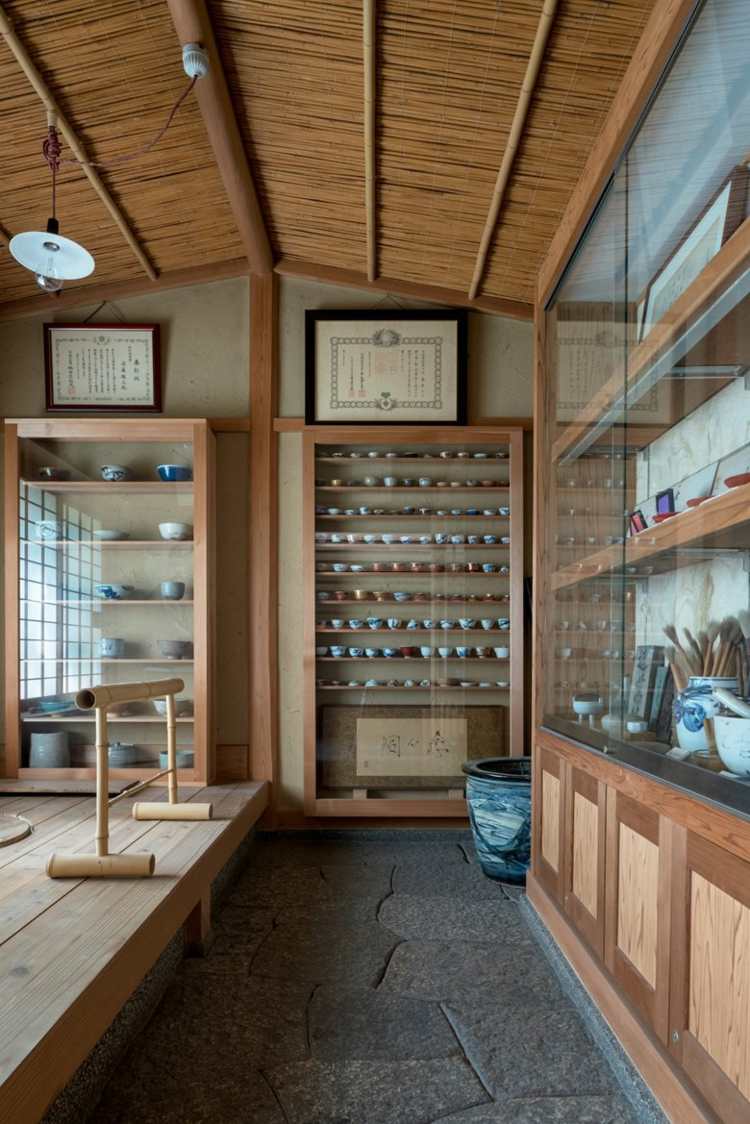 renovação exposição de copos de saquê de cerâmica japonesa no museu de kondo