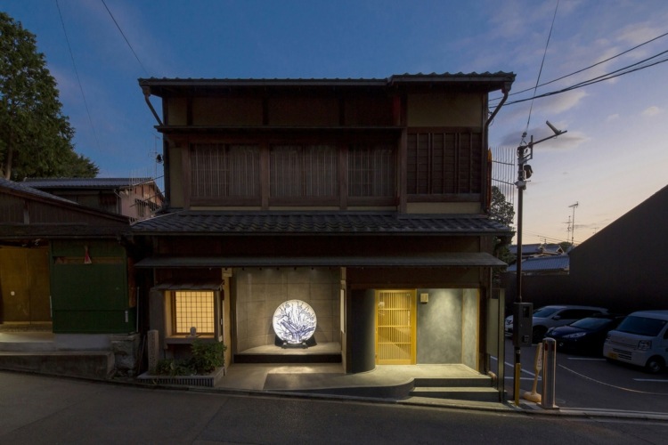japão kondo museu exposição área de entrada lado da rua tigela de cerâmica azul branco