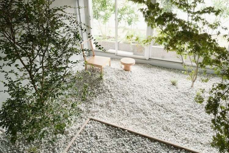 Jardim japonês criar ideias-jardim de rocha-branco-verde-plantas-arbustos-cadeira-móveis de jardim