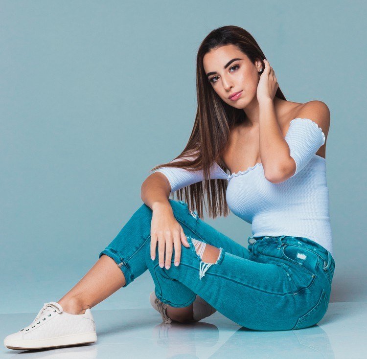 Dicas de estilo jeans slim para tops e sapatos