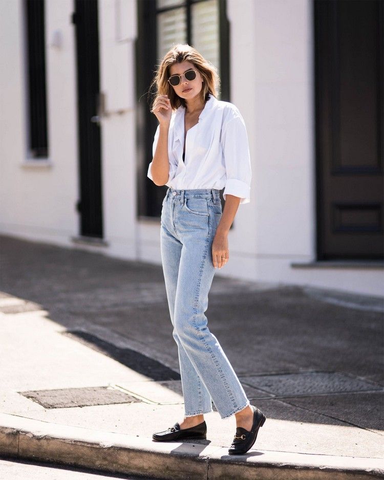 Combine jeans de perna reta azul claro com uma camisa branca e mocassins