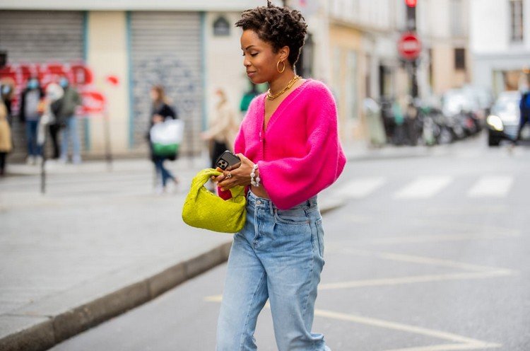 jeans largos azul claro com cardigã com detalhes em rosa brilhante