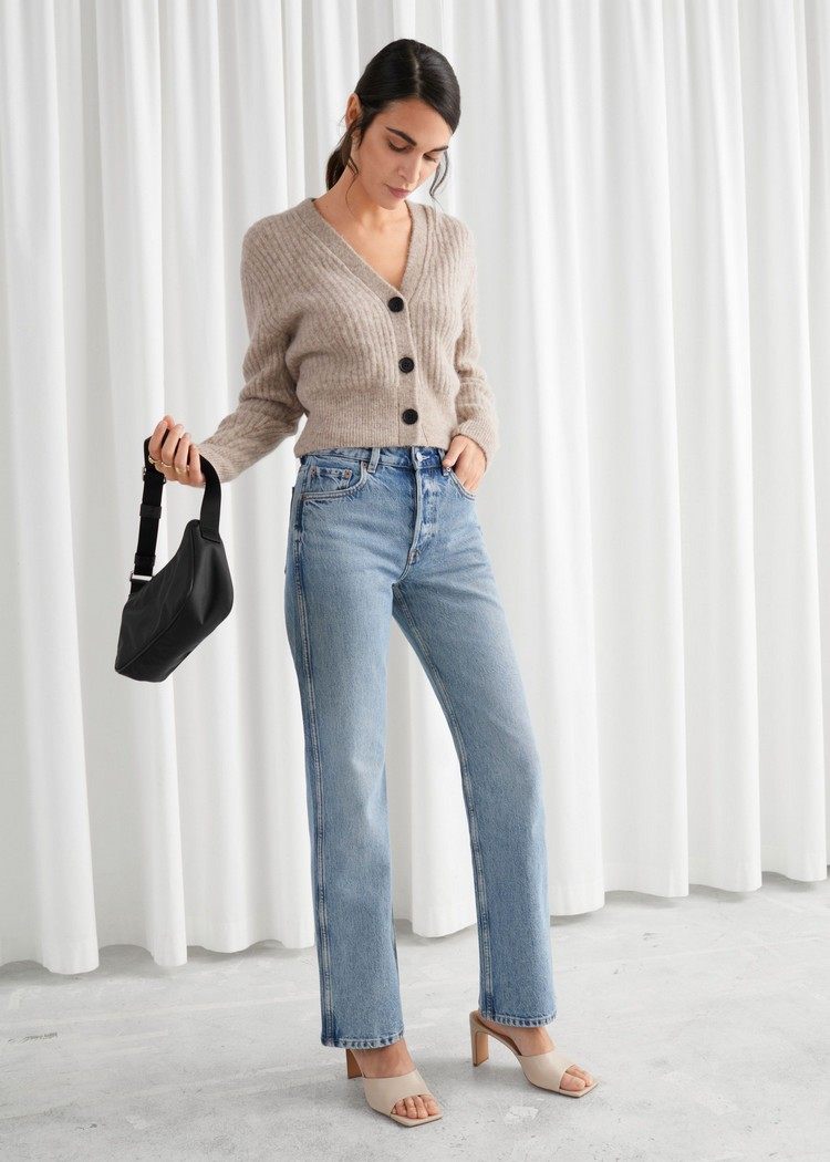 Calça jeans reta primavera 2021 tendência da moda em azul claro