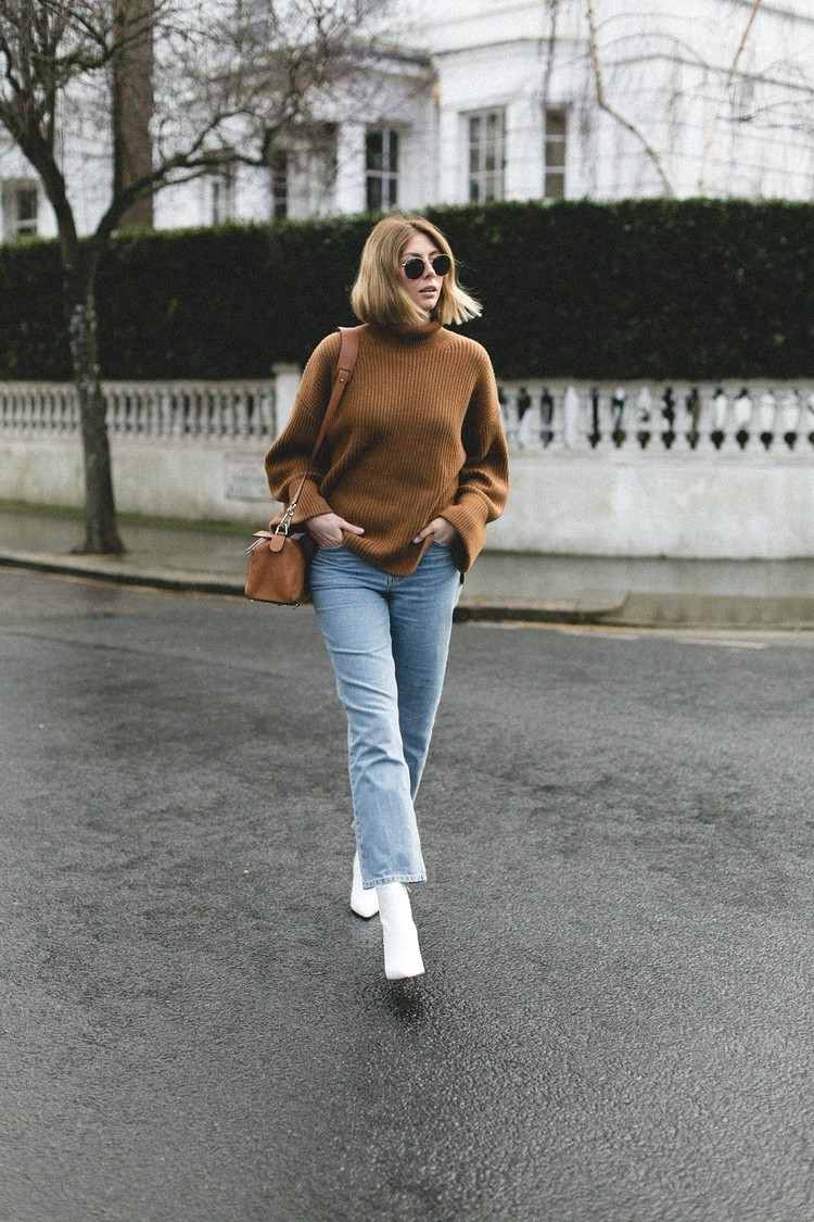 Roupa com jeans de perna reta azul claro e suéter