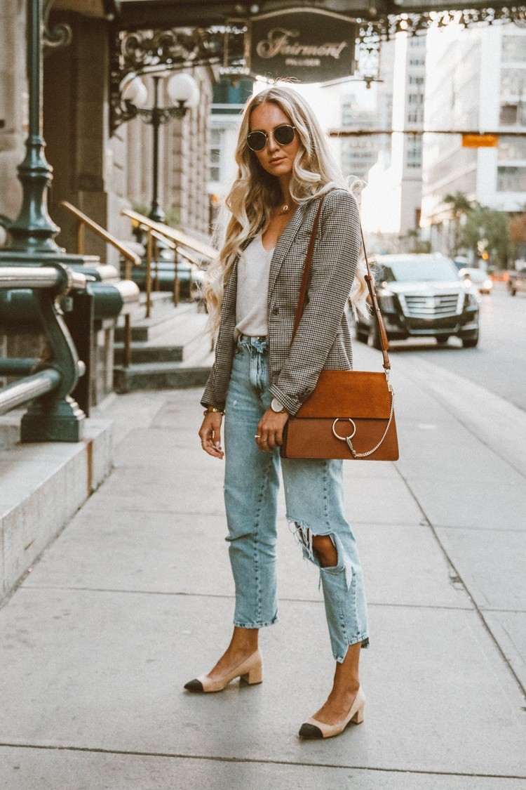 A tendência dos jeans combinam jeans vintage de perna reta com um blazer