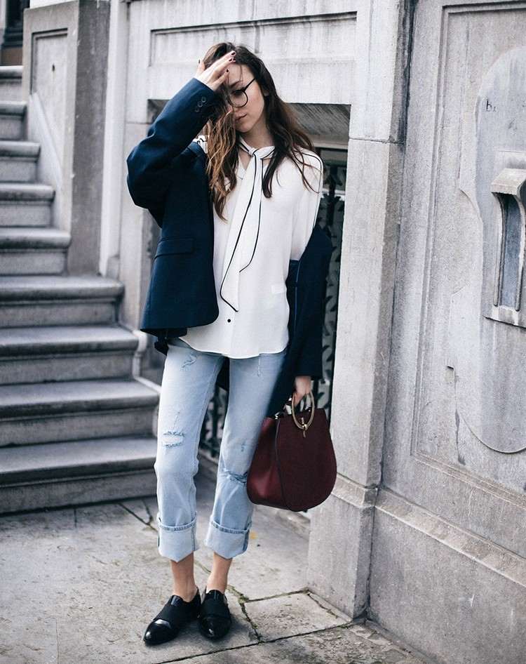 Use jeans azul claro reto com ajuste enrolado para cima