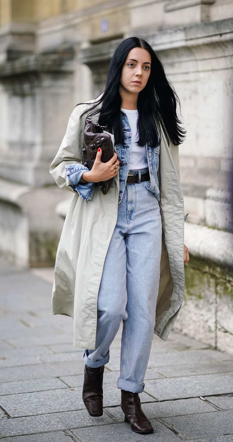 Roupa de primavera com jaqueta jeans e sobretudo e jeans retos em azul claro