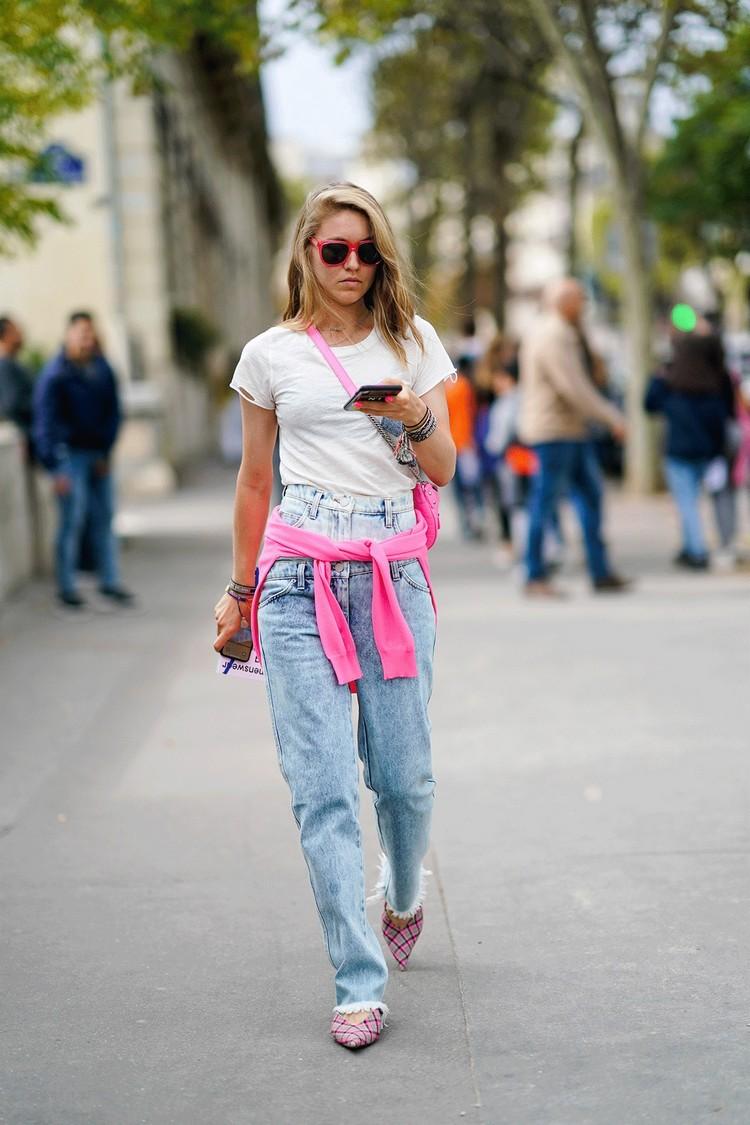 Combine jeans azul claro com rosa brilhante como um sotaque