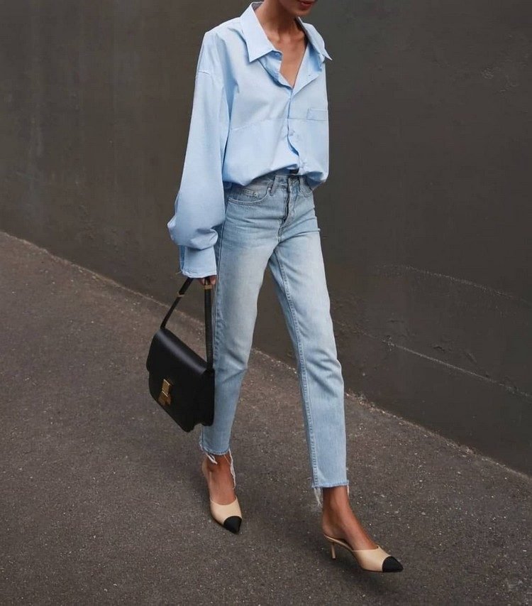 camisa azul superdimensionada e roupa jeans reta