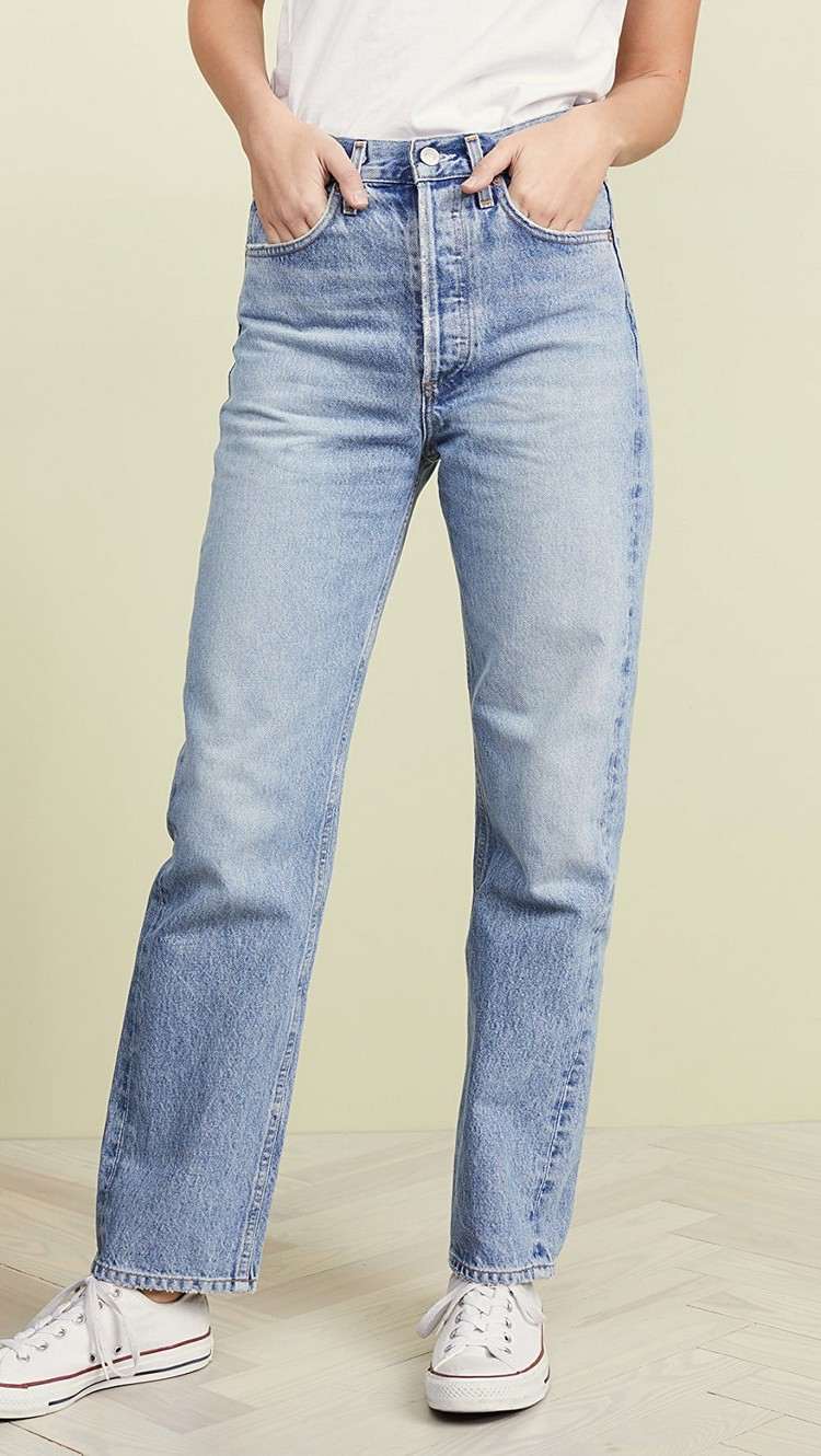 Jeans clássico com perna reta em azul claro