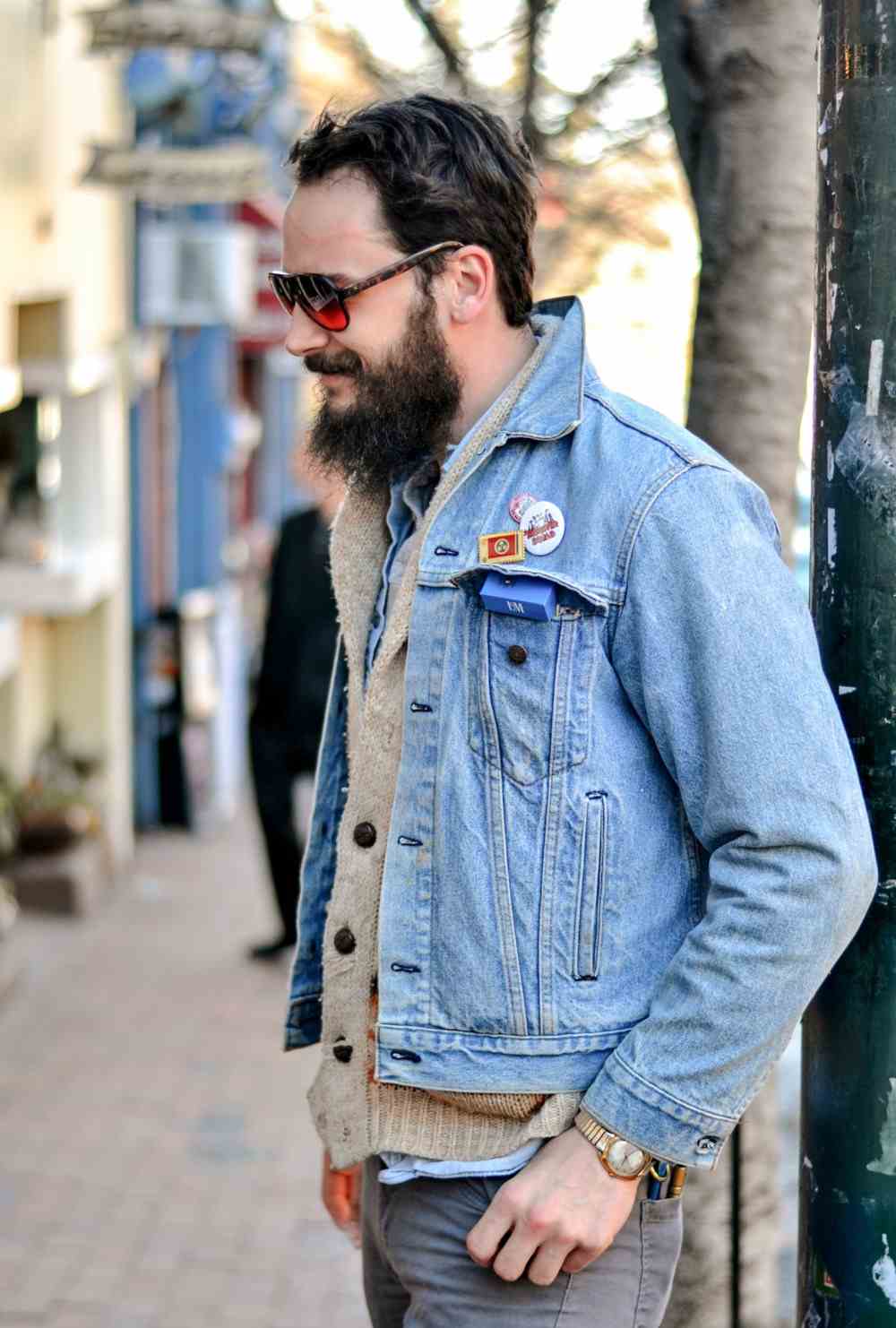 colete grosso feito de lã e camisa sob uma jaqueta jeans leve em estilo retrô dos anos 90