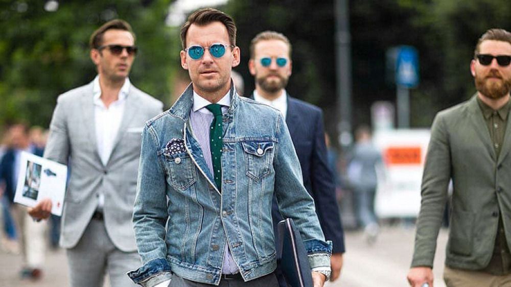 jaqueta jeans de corte curto com camisa e gravata para homens preocupados com a moda