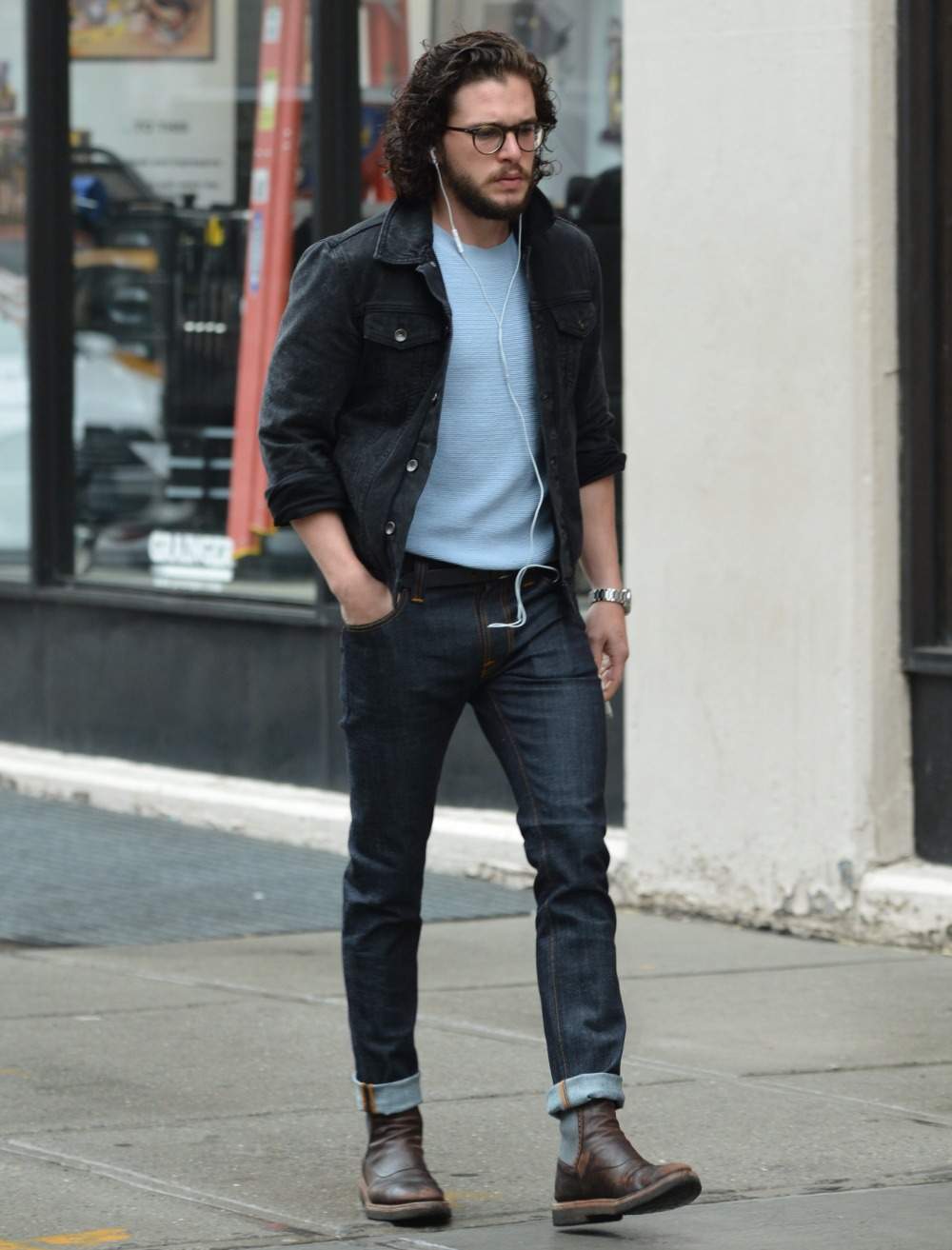 Jaqueta jeans preta masculina combinada com suéteres e botas