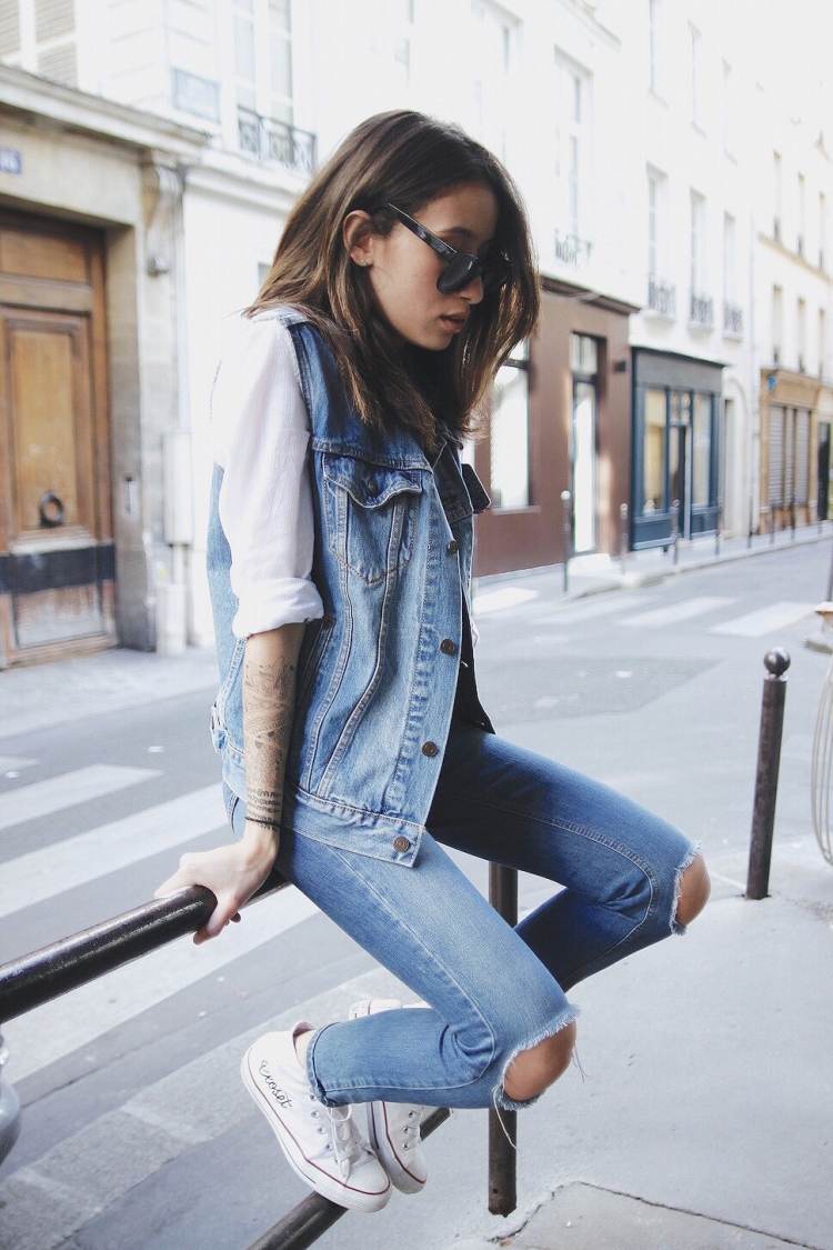 Combine colete jeans-mulheres-levis-tênis-branco-joelho-rachaduras-estilo de rua