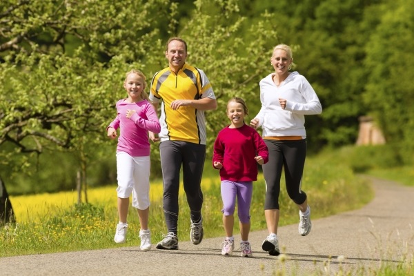 correr famílias diversão tempo livre perto da natureza roupas esportivas caem