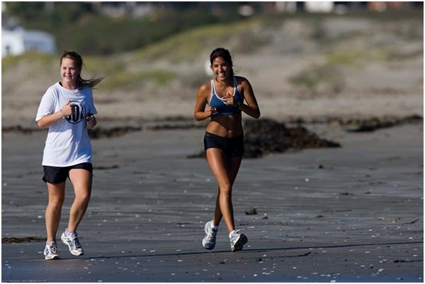 correr juntas meninas queimar gordura sorriso sentir-se em forma