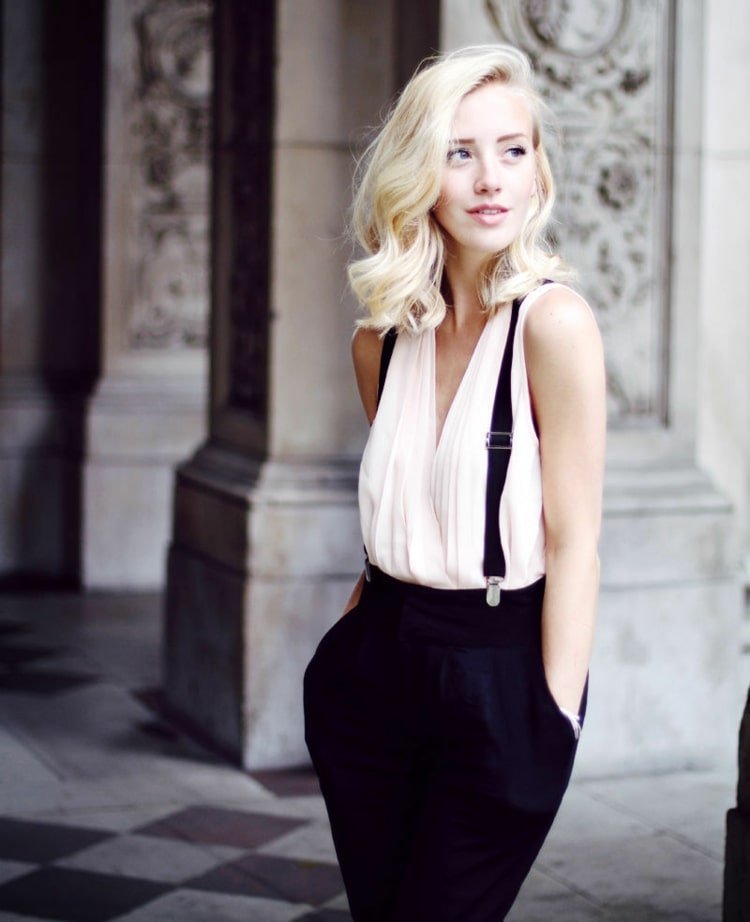 Roupa Jugendweihe - casualmente elegante com calças com suspensórios para mulheres