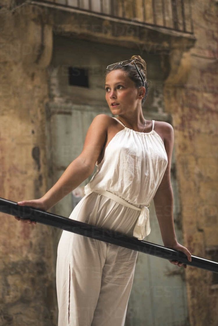 Roupa Jugendweihe com macacão e updo