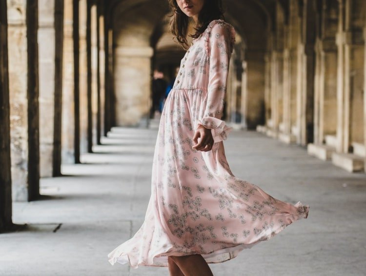 Roupa Jugendweihe - vestido arejado em rosa e cinza com flores