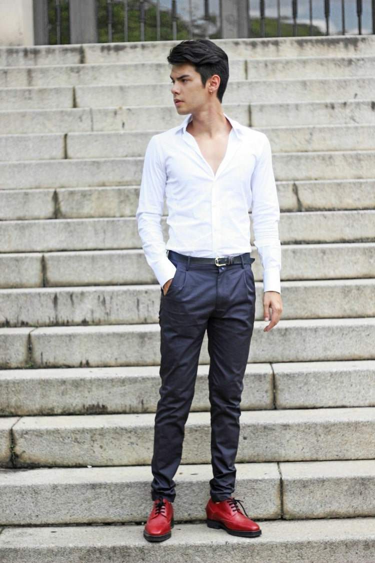 Roupa casual e elegante de consagração jovem com camisa branca, calça cinza e sapatos de couro vermelho