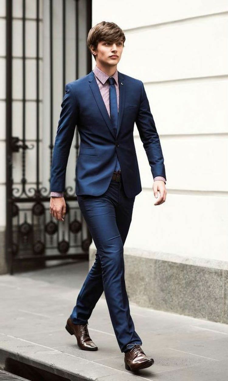 Terno azul escuro com camisa rosa, gravata e sapatos de couro marrom