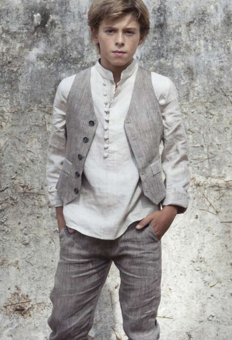 Roupa Jugendweihe em cinza e branco com calças, camisa de linho e colete