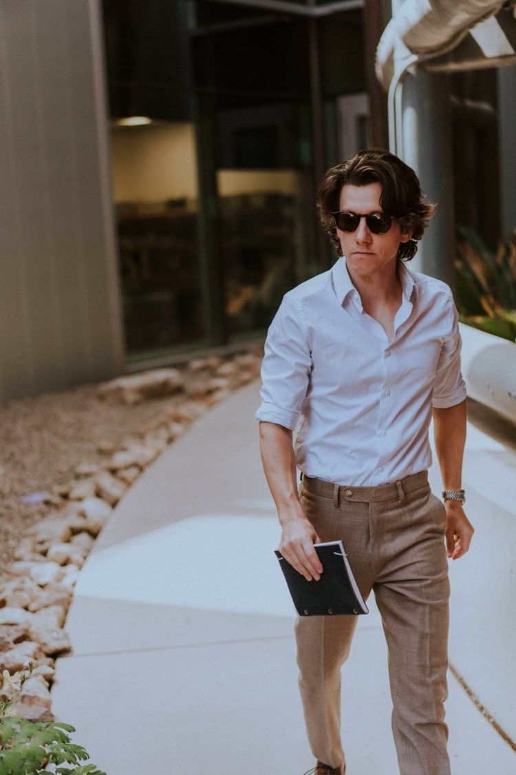 Casualmente elegante com calças bege e uma camisa branca
