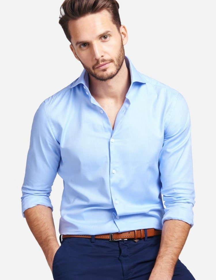 Traje de consagração da juventude adequado para o uso diário com camisa azul claro e calça azul escuro