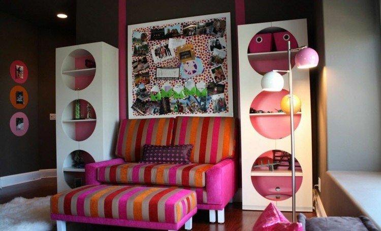 quarto-jovem-mobília-rosa-laranja-listras-sofá-prateleiras-moderno
