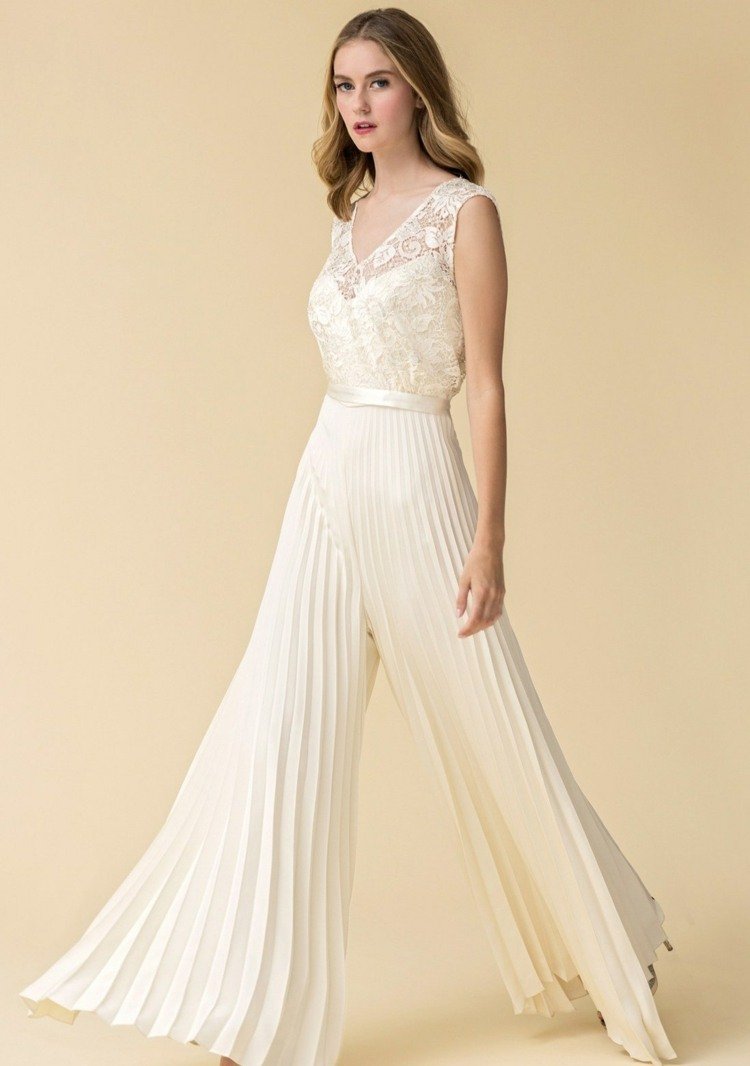 macacão para casamento plissado look-nupcial-outfit-cream-wide-straps-lace-design