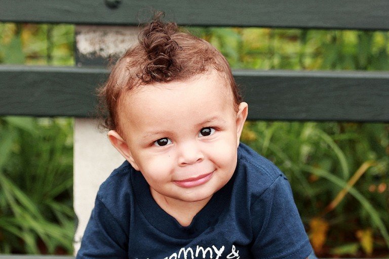 Meninos com cabelo encaracolado bebê primeiro corte de cabelo