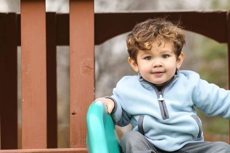 Meninos com penteado encaracolado batendo em crianças pequenas