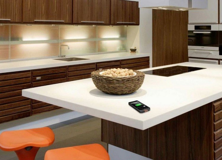 Carregamento sem fio corian-worktop-white-kitchen-wooden fronts